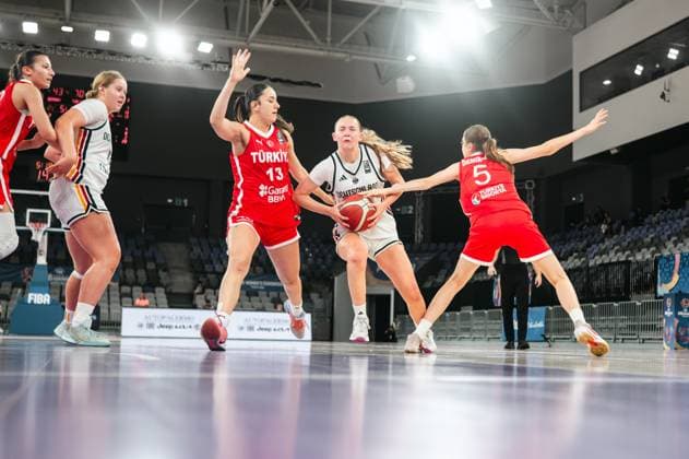 Nisa Soylemez ( 13; Turkey) und Selin Demirkan ( 5; Turkey) attackieren eine deutsche Spielerin, die den Ball unter Druck behauptet. Die Szene zeigt einen intensiven Zweikampf in der Pitesti Arena beim FIBA Women s EuroBasket U16. Nisa Soylemez ( 13; Turkey) und Selin Demirkan ( 5; Turkey) im Zweikampf gegen Deutschland *** Nisa Soylemez 13 (Turkey) and Selin Demirkan 5 (Turkey) attack a German player, who holds onto the ball under pressure. The scene shows an intense battle for the ball at the Pitesti Arena during the FIBA Women’s EuroBasket U16, with Nisa Soylemez (13, Turkey) and Selin Demirkan (5, Turkey) battling against Germany. Copyright: xJoelxKruehlerx