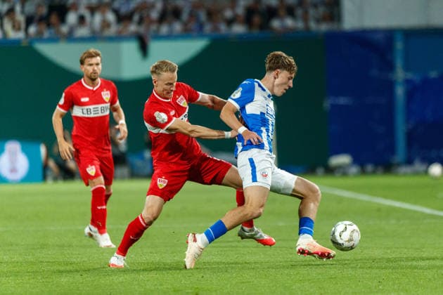 links Chris Führich (VfB) gegen Yannick Michaelis (Rostock) ; GER, FC Hansa Rostock vs. VfB Stuttgart, Fußball, Männer, DFB-Pokal, 01. Runde, Spielzeit 2026 2027, 21.08.2026 Rostock Ostseestadion Mecklenburg - Vorpommern Deutschland *** Left: Chris Führich (VfB) vs. Yannick Michaelis (Rostock, GER), FC Hansa Rostock vs. VfB Stuttgart, Soccer, Men, DFB Cup, First Round, 2026–2027 Season, August 21, 2026, Rostock, Ostseestadion, Mecklenburg-Western Pomerania, Germany