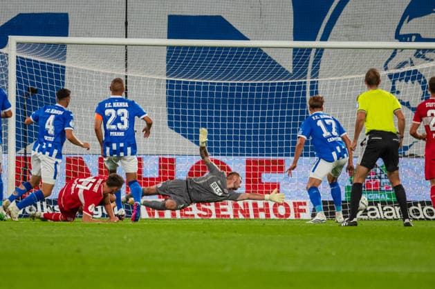 Rostock, Deutschland 21. August 2026: DFB-Pokal - 2026 2027 - 1. Runde - FC Hansa Rostock gegen VfB Stuttgart Im Bild: 2.v.li. Dzenan Pejcinovic (VfB Stuttgart) macht das Tor zum 0:1, Torhüter Luca Unbehaun (Hansa Rostock) kann den Schuss nicht parieren DFB DFL regulations prohibit any use of photographs as image sequences and or quasi-video *** Rostock, Germany, August 21, 2026, 2026–2027 DFB Cup, First Round: FC Hansa Rostock vs. VfB Stuttgart. Pictured, second from left: Dzenan Pejcinovic of VfB Stuttgart scores the goal to make it 0–1, Goalkeeper Luca Unbehaun of Hansa Rostock is unable to stop the shot. DFB and DFL regulations prohibit any use of photographs as image sequences and or quasi-video. Copyright: xFotostandx xVoelkerx