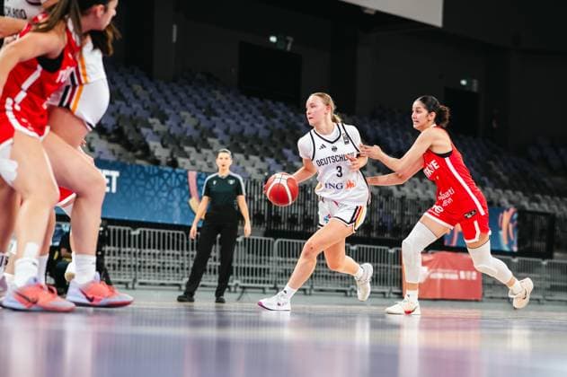Matilda Blanarik ( 3; Deutschland u16w) treibt den Ball in die Offensive und wird dabei von einer Spielerin der Turkey bedrängt. Im Hintergrund beobachtet eine Schiedsrichterin die Szene in der Pitesti Arena. Matilda Blanarik ( 3; Deutschland u16w) im Dribbling gegen Turkey *** Matilda Blanarik 3 of Germany s U16 women s team drives the ball up the court while being pressured by a player from Turkey. In the background, a referee watches the play at the Pitesti Arena. Matilda Blanarik 3 of Germany s U16 women s team dribbles against Turkey. Copyright: xJoelxKruehlerx