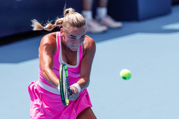 August 21, 2026, Mason, Ohio, U.S: Sara Bejlek (CZE) hits a two-handed backhand during FridayÃ¢â‚¬â ¢s quarterfinals at the Cincinnati Open at the Lindner Family Tennis Center , Mason, Oh. Mason U.S - ZUMAs304 20260821_zaf_s304_007 Copyright: xScottxStuartx