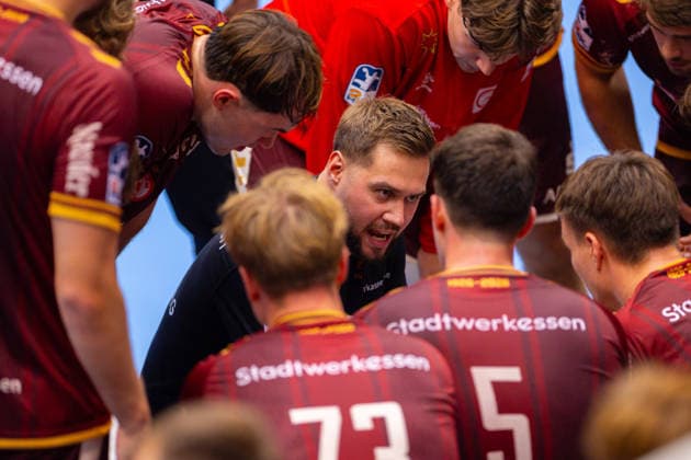 21.08.2026. 1. Runde im DHB Pokal, TuSEM Essen - SC DHfK Leipzig. Trainer Kenji Hövels (TuSEM Essen) gibt Anweisungen. Essen Am Hallo NRW Deutschland xRHR-FOTO DEx *** August 21, 2026, 1st Round of the DHB Cup, TuSEM Essen vs. SC DHfK Leipzig; Coach Kenji Hövels of TuSEM Essen gives instructions; Essen, Am Hallo, NRW, Germany; xRHR PHOTO DEx Copyright: DennisxEwert RHR-FOTOx RHR-FOTO DE