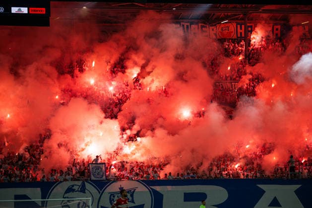 Rostock, Deutschland 21. August 2026: DFB-Pokal - 2026 2027 - 1. Runde - FC Hansa Rostock gegen VfB Stuttgart Im Bild: Pyroshow auf der Südtribüne DFB DFL regulations prohibit any use of photographs as image sequences and or quasi-video *** Rostock, Germany, August 21, 2026; 2026–2027 DFB Cup, First Round: FC Hansa Rostock vs. VfB Stuttgart. Pictured: Pyrotechnics display in the South Stand. DFB and DFL regulations prohibit the use of photographs as image sequences and or quasi-video. Copyright: xFotostandx xVoelkerx