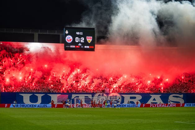 Rostock, Deutschland 21. August 2026: DFB-Pokal - 2026 2027 - 1. Runde - FC Hansa Rostock gegen VfB Stuttgart Im Bild: Pyroshow auf der Südtribüne DFB DFL regulations prohibit any use of photographs as image sequences and or quasi-video *** Rostock, Germany, August 21, 2026; 2026–2027 DFB Cup, First Round: FC Hansa Rostock vs. VfB Stuttgart. Pictured: Pyrotechnics display in the South Stand. DFB and DFL regulations prohibit the use of photographs as image sequences and or quasi-video. Copyright: xFotostandx xVoelkerx