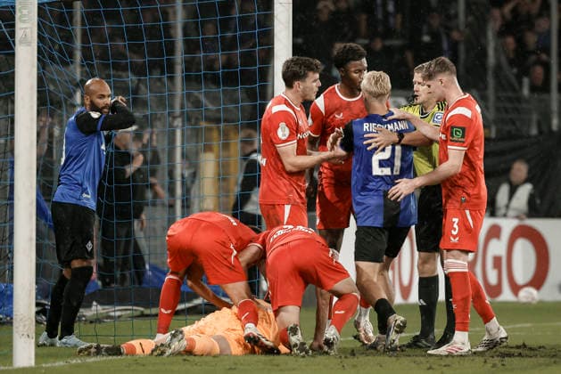 21.08.2026, xhettx, Fussball DFB Pokal 1.Runde, SV Waldhof Mannheim - 1.FC Kaiserslautern v.l. Julian Krahl (1. FC Kaiserslautern, 1) rettet den Sieg (DFL DFB REGULATIONS PROHIBIT ANY USE OF PHOTOGRAPHS as IMAGE SEQUENCES and or QUASI-VIDEO) *** August 21, 2026, xhettx, Soccer DFB Cup First Round, SV Waldhof Mannheim 1, FC Kaiserslautern v l Julian Krahl 1, FC Kaiserslautern; 1 saves the victory. DFL and DFB regulations prohibit any use of photographs as image sequences and or quasi-video.