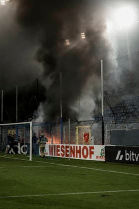 21.08.2026, xhettx, Fussball DFB Pokal 1.Runde, SV Waldhof Mannheim - 1.FC Kaiserslautern v.l. Lauternfans legen ein Feuer im Gästeblock (DFL DFB REGULATIONS PROHIBIT ANY USE OF PHOTOGRAPHS as IMAGE SEQUENCES and or QUASI-VIDEO) *** August 21, 2026, xhettx, Soccer DFB Cup First Round, SV Waldhof Mannheim 1, FC Kaiserslautern; Lautern fans set a fire in the visitors section. DFL and DFB regulations prohibit any use of photographs as image sequences and or quasi-video.