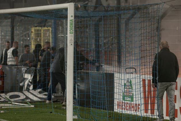 21.08.2026, xhettx, Fussball DFB Pokal 1.Runde, SV Waldhof Mannheim - 1.FC Kaiserslautern v.l. Lauternfans legen ein Feuer im Gästeblock (DFL DFB REGULATIONS PROHIBIT ANY USE OF PHOTOGRAPHS as IMAGE SEQUENCES and or QUASI-VIDEO) *** August 21, 2026, xhettx, Soccer DFB Cup First Round, SV Waldhof Mannheim 1, FC Kaiserslautern; Lautern fans set a fire in the visitors section. DFL and DFB regulations prohibit any use of photographs as image sequences and or quasi-video.