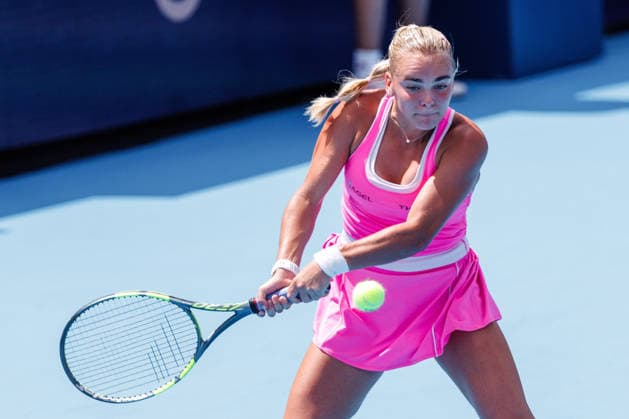 August 21, 2026, Mason, Ohio, U.S: Sara Bejlek (CZE) hits a two-handed backhand during FridayÃ¢â‚¬â ¢s quarterfinals at the Cincinnati Open at the Lindner Family Tennis Center , Mason, Oh. Mason U.S - ZUMAs304 20260821_zaf_s304_016 Copyright: xScottxStuartx