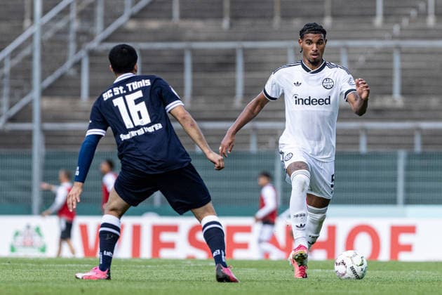 DFB-Pokal, 2026 2027, 1. Runde: SC St. Tönis 11 20 - Eintracht Frankfurt; 21.08.2026 Otavio (Eintracht Frankfurt, 5), Julian Andres Suaterna (SC St. Tönis 11 20, 16) DFB-Pokal, 2026 2027, 1. Runde: SC St. Tönis 11 20 - Eintracht Frankfurt; Grotenburg-Stadion, Krefeld; 21.08.2026 *** DFB Cup, 2026–2027, 1st Round: SC St. Tönis 11–20 Eintracht Frankfurt, August 21, 2026; Otavio (Eintracht Frankfurt), 5; Julian Andres Suaterna (SC St. Tönis 11–20), 16 DFB Cup, 2026–2027, 1st Round: SC St. Tönis 11–20 Eintracht Frankfurt, Grotenburg Stadium, Krefeld, August 21, 2026 Copyright: xBEAUTIFULxSPORTS Buriakovx