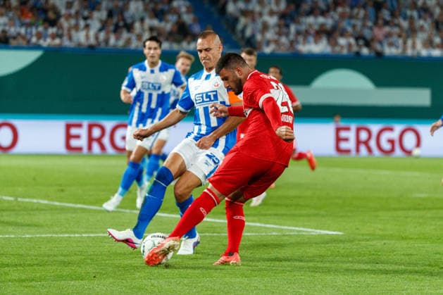 vorn Deniz Undav (VfB) gegen Franz Pfanne (Rostock) ; GER, FC Hansa Rostock vs. VfB Stuttgart, Fußball, Männer, DFB-Pokal, 01. Runde, Spielzeit 2026 2027, 21.08.2026 Rostock Ostseestadion Mecklenburg - Vorpommern Deutschland *** Deniz Undav (VfB) vs. Franz Pfanne (Rostock), Germany; FC Hansa Rostock vs. VfB Stuttgart; Soccer; Men s; DFB Cup; First Round; 2026–2027 Season; August 21, 2026, Rostock Ostseestadion, Mecklenburg-Western Pomerania, Germany
