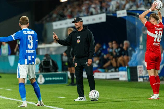 Trainer Sebastian Hoeneß (VfB) ; GER, FC Hansa Rostock vs. VfB Stuttgart, Fußball, Männer, DFB-Pokal, 01. Runde, Spielzeit 2026 2027, 21.08.2026 Rostock Ostseestadion Mecklenburg - Vorpommern Deutschland *** Coach Sebastian Hoeneß, VfB GER, FC Hansa Rostock vs. VfB Stuttgart, Soccer, Men, DFB Cup, First Round, 2026–2027 Season, August 21, 2026, Rostock Ostseestadion, Mecklenburg-Western Pomerania, Germany