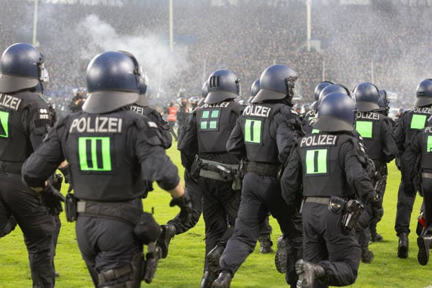 Fußball DFB-Pokal 2026 27, 1. Runde: Waldhof Mannheim gegen 1. FC Kaiserslautern***Massiver Polizeieinsatz nach Ende der regulären Spielzeit, nachdem Feuerwerkskörper auf das Spielfeld geschossen und Gegenstände auf das Spielfeld geworfen wurden *** Soccer: 2026-27 DFB Cup, First Round: Waldhof Mannheim vs. 1. FC Kaiserslautern***Massive police operation following the end of regulation time after fireworks were fired onto the field and objects were thrown onto the field Copyright: xUdoxHerrmannx