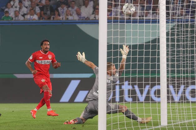 21.08.2026, xtgx, Fussball DFB-Pokal 1. Runde, FC Hansa Rostock - VfB Stuttgart, v.l. Tiago Tomas (Stuttgart, 8) schiesst Tor, schießt, Torschuetze, erzielt Tor, Treffer, scores the goal 0:3 (DFL DFB REGULATIONS PROHIBIT ANY USE OF PHOTOGRAPHS as IMAGE SEQUENCES and or QUASI-VIDEO) Rostock *** August 21, 2026, xtgx, Soccer DFB Cup 1st Round, FC Hansa Rostock vs. VfB Stuttgart, from left: Tiago Tomas Stuttgart, 8 scores a goal, shoots, goal scorer, scores, goal, scores the goal 0–3 DFL DFB REGULATIONS PROHIBIT ANY USE OF PHOTOGRAPHS as IMAGE SEQUENCES and or QUASI-VIDEO Rostock
