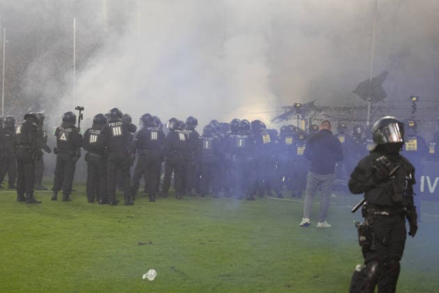 Fußball DFB-Pokal 2026 27, 1. Runde: Waldhof Mannheim gegen 1. FC Kaiserslautern***Massiver Polizeieinsatz nach Ende der regulären Spielzeit, nachdem Feuerwerkskörper auf das Spielfeld geschossen und Gegenstände auf das Spielfeld geworfen wurden *** Soccer: 2026-27 DFB Cup, First Round: Waldhof Mannheim vs. 1. FC Kaiserslautern***Massive police response after the end of regulation time, following the firing of fireworks onto the field and the throwing of objects onto the field Copyright: xUdoxHerrmannx