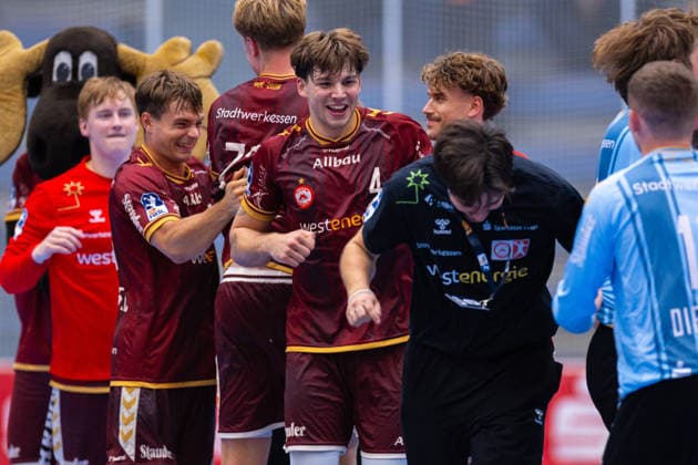 21.08.2026. 1. Runde im DHB Pokal, TuSEM Essen - SC DHfK Leipzig. v. l. Nils Homscheid (TuSEM Essen), Felix Göttler (TuSEM Essen), Tim Mast (TuSEM Essen) jubeln. Essen Am Hallo NRW Deutschland xRHR-FOTO DEx *** August 21, 2026, 1st Round of the DHB Cup, TuSEM Essen vs. SC DHfK Leipzig: Nils Homscheid (TuSEM Essen), Felix Göttler (TuSEM Essen), and Tim Mast (TuSEM Essen) celebrate in Essen. At the Hallo NRW, Germany, xRHR. PHOTO: DEx Copyright: DennisxEwert RHR-FOTOx RHR-FOTO DE