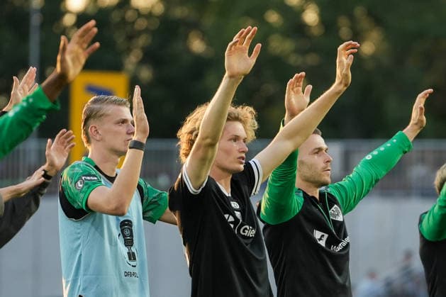 Deutschland: DFB Pokal 2026 2027 1.Runde, SC Preußen Münster vs Karlsruher SC, Freitag 21.08.2026 LVM-Preußenstadion (Münster, Nordrhein-Westfalen, Deutschland) nach dem Spiel Niklas Varelmann (SC Preußen Münster, 36) Mika Stuhlmacher (SC Preußen Münster, 17) Matthis Harsman (SC Preußen Münster, 38) *** Germany DFB Cup 2026–2027, First Round: SC Preußen Münster vs. Karlsruher SC, Friday, August 21, 2026, LVM Preußenstadion, Münster, North Rhine-Westphalia, Germany; post-match: Niklas Varelmann, SC Preußen Münster, 36; Mika Stuhlmacher, SC Preußen Münster, 17; Matthis Harsman, SC Preußen Münster, 38 Copyright: xMerlexKölkingx