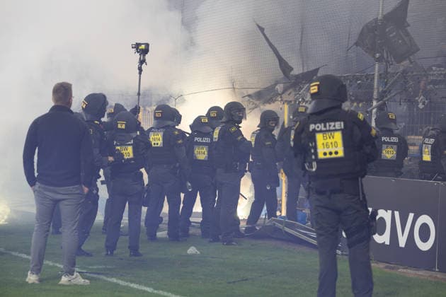 Fußball DFB-Pokal 2026 27, 1. Runde: Waldhof Mannheim gegen 1. FC Kaiserslautern***Massiver Polizeieinsatz nach Ende der regulären Spielzeit, nachdem Feuerwerkskörper auf das Spielfeld geschossen und Gegenstände auf das Spielfeld geworfen wurden *** Soccer: 2026-27 DFB Cup, Round 1: Waldhof Mannheim vs. 1. FC Kaiserslautern***Massive police operation following the end of regulation time after fireworks were set off on the field and objects were thrown onto the field Copyright: xUdoxHerrmannx