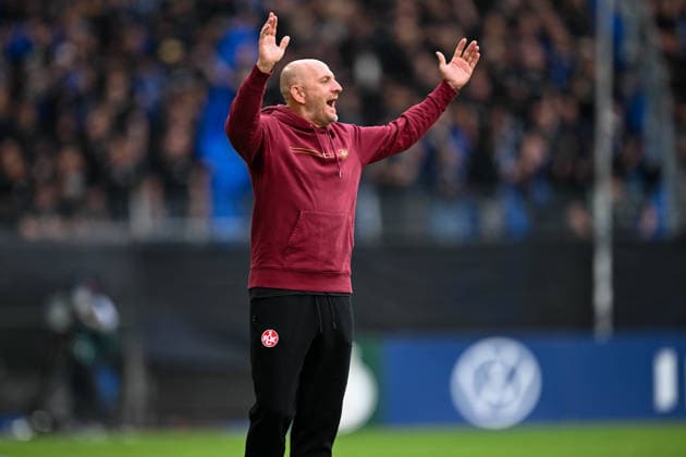 DFB Pokal 26 27 - SV Waldhof Mannheim - 1. FC Kaiserslautern am 15.08.2026 im Carl Benz Stadion in Mannheim Trainer Torsten Lieberknecht (Kaiserslautern) unzufrieden, enttäuscht, enttaeuscht, niedergeschlagen. *** DFB Cup: SV Waldhof Mannheim 26–27 FC Kaiserslautern on August 15, 2026, at Carl Benz Stadium in Mannheim. Coach Torsten Lieberknecht (Kaiserslautern): dissatisfied, disappointed, disheartened, dejected MT