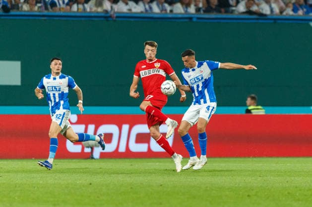 links Dzenan Pejcinovic (VfB) gegen Kenan Fatkic (Rostock) ; GER, FC Hansa Rostock vs. VfB Stuttgart, Fußball, Männer, DFB-Pokal, 01. Runde, Spielzeit 2026 2027, 21.08.2026 Rostock Ostseestadion Mecklenburg - Vorpommern Deutschland *** Left: Dzenan Pejcinovic (VfB) vs. Kenan Fatkic (Rostock), GER, FC Hansa Rostock vs. VfB Stuttgart, Soccer, Men, DFB Cup, Round 1, 2026–2027 Season, August 21, 2026, Rostock Ostseestadion, Mecklenburg-Western Pomerania, Germany