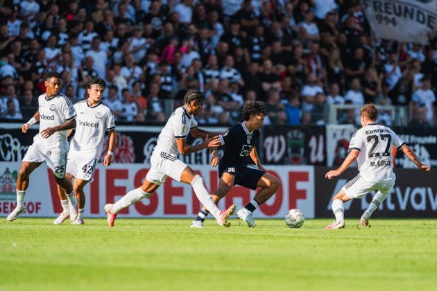 Raphael Onyedika (Eintracht Frankfurt, 25), Can Uzun (Eintracht Frankfurt, 42), Otavio (Eintracht Frankfurt, 05) im Zweikampf mit Lenni Castrop (SC St.Toenis, 26) um den Ball, Mario Goetze (Eintracht Frankfurt, 27) hilft, Zweikampf SC St. Tönis vs. Eintracht Frankfurt, Fussball, DFB-Pokal 2026 27, 1.Runde, Saison 2026 27, 21.08.2026, DFL REGULATIONS PROHIBIT ANY USE OF PHOTOGRAPHS AS IMAGE SEQUENCES AND OR QUASI-VIDEO, SC St. Tönis vs. Eintracht Frankfurt, Fussball, DFB-Pokal 2026 27, 1.Runde, Saison 2026 27, 21.08.2026 Krefeld *** Raphael Onyedika, Eintracht Frankfurt, 25; Can Uzun, Eintracht Frankfurt, 42; Otavio, Eintracht Frankfurt, 05, in a tackle with Lenni Castrop, SC St. Tönis, 26, for the ball, Mario Götze (Eintracht Frankfurt, 27) assists; tackle during SC St. Tönis vs. Eintracht Frankfurt, soccer, 2026–27 DFB Cup, Round 1, 2026–27 season, August 21, 2026, DFL regulations prohibit any use of photographs as image sequences and or quasi-video, SC St. Tönis vs. Eintracht Frankfurt, soccer, DFB Cup 2026–27, First Round, 2026–27 Season, August 21, 2026, Krefeld Copyright: xEibner-Pressefoto LukasxBaldygax EP_LBA