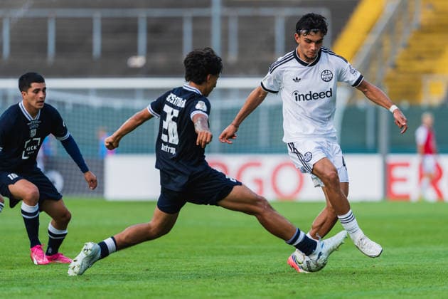 Julian Aaron Ogbeide (SC St.Toenis, 16), Lenni Castrop (SC St.Toenis, 26) mit augestrecktem Bein im Zweikampf gegen Can Uzun (Eintracht Frankfurt, 42) am Ball SC St. Tönis vs. Eintracht Frankfurt, Fussball, DFB-Pokal 2026 27, 1.Runde, Saison 2026 27, 21.08.2026, DFL REGULATIONS PROHIBIT ANY USE OF PHOTOGRAPHS AS IMAGE SEQUENCES AND OR QUASI-VIDEO, SC St. Tönis vs. Eintracht Frankfurt, Fussball, DFB-Pokal 2026 27, 1.Runde, Saison 2026 27, 21.08.2026 Krefeld *** Julian Aaron Ogbeide, SC St. Toenis, 16, Lenni Castrop, SC St. Toenis, 26, with his leg outstretched in a tackle against Can Uzun, Eintracht Frankfurt, 42, with the ball; SC St. Toenis vs. Eintracht Frankfurt, soccer, DFB Cup 2026–27, 1st Round, 2026–27 Season, August 21, 2026, DFL regulations prohibit any use of photographs as image sequences and or quasi-video, SC St. Tönis vs. Eintracht Frankfurt, soccer, DFB Cup 2026–27, First Round, 2026–27 Season, August 21, 2026, Krefeld Copyright: xEibner-Pressefoto LukasxBaldygax EP_LBA