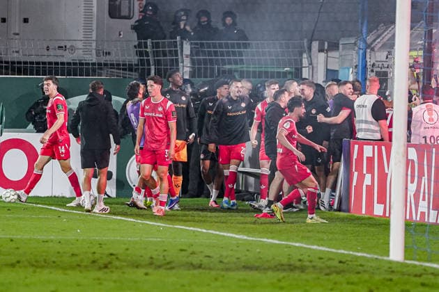 Deutschland: Fussball Saison 2026 2027 , DFB-Pokal Runde 1 1. Runde , SV Waldhof Mannheim vs. 1. FC Kaiserslautern - Carl-Benz-Stadion (Mannheim) : Tor, Torjubel, Jubel, Freude, Emotionen, Tor und Torjubel zum 0:1, Mannschaft Mannheim Carl-Benz-Stadion Deutschland Germany *** Germany Soccer Season 2026–2027, DFB Cup Round 1, SV Waldhof Mannheim vs. 1. FC Kaiserslautern at Carl Benz Stadium in Mannheim: Goal, goal celebration, celebration, joy, emotions, goal and goal celebration for the 0–1 score, Mannheim team, Carl Benz Stadium, Germany Copyright: xBennetxLongx