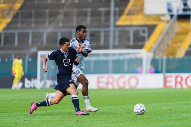 Zweikampf von Julian Aaron Ogbeide (SC St.Toenis, 16) und Raphael Onyedika (Eintracht Frankfurt, 25) um den Ball SC St. Tönis vs. Eintracht Frankfurt, Fussball, DFB-Pokal 2026 27, 1.Runde, Saison 2026 27, 21.08.2026, DFL REGULATIONS PROHIBIT ANY USE OF PHOTOGRAPHS AS IMAGE SEQUENCES AND OR QUASI-VIDEO, SC St. Tönis vs. Eintracht Frankfurt, Fussball, DFB-Pokal 2026 27, 1.Runde, Saison 2026 27, 21.08.2026 Krefeld *** A tackle between Julian Aaron Ogbeide of SC St. Tönis, 16, and Raphael Onyedika of Eintracht Frankfurt, 25, for the ball; SC St. Tönis vs. Eintracht Frankfurt, soccer, 2026-27 DFB Cup, First Round, 2026–27 Season, August 21, 2026, DFL regulations prohibit any use of photographs as image sequences and or quasi-video. SC St. Tönis vs. Eintracht Frankfurt, soccer, DFB Cup 2026–27, First Round, 2026–27 Season, August 21, 2026, Krefeld Copyright: xEibner-Pressefoto LukasxBaldygax EP_LBA