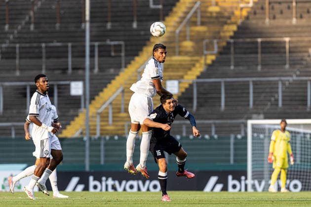 DFB-Pokal, 2026 2027, 1. Runde: SC St. Tönis 11 20 - Eintracht Frankfurt; 21.08.2026 Otavio (Eintracht Frankfurt, 5), Julian Andres Suaterna (SC St. Tönis 11 20, 16) DFB-Pokal, 2026 2027, 1. Runde: SC St. Tönis 11 20 - Eintracht Frankfurt; Grotenburg-Stadion, Krefeld; 21.08.2026 *** DFB Cup, 2026–2027, 1st Round: SC St. Tönis 11–20 Eintracht Frankfurt, August 21, 2026; Otavio (Eintracht Frankfurt), 5; Julian Andres Suaterna (SC St. Tönis 11–20), 16 DFB Cup, 2026–2027, 1st Round: SC St. Tönis 11–20 Eintracht Frankfurt at Grotenburg Stadium, Krefeld, August 21, 2026 Copyright: xBEAUTIFULxSPORTS Buriakovx
