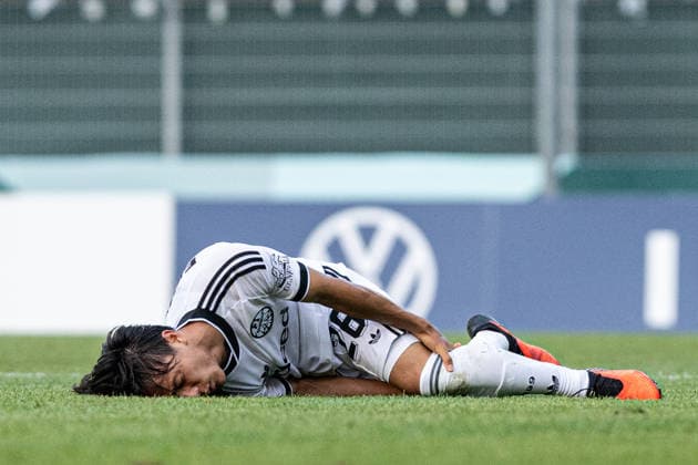 DFB-Pokal, 2026 2027, 1. Runde: SC St. Tönis 11 20 - Eintracht Frankfurt; 21.08.2026 Keita Kosugi (Eintracht Frankfurt, 26) liegt auf dem Rasen nach der Zweikampf. DFB-Pokal, 2026 2027, 1. Runde: SC St. Tönis 11 20 - Eintracht Frankfurt; Grotenburg-Stadion, Krefeld; 21.08.2026 *** DFB Cup, 2026–2027, First Round: SC St. Tönis 11–20 Eintracht Frankfurt, August 21, 2026—Keita Kosugi of Eintracht Frankfurt, 26, lies on the field after a tackle. DFB Cup, 2026–2027, First Round: SC St. Tönis 11 vs. Eintracht Frankfurt at Grotenburg Stadium, Krefeld, August 21, 2026 Copyright: xBEAUTIFULxSPORTS Buriakovx