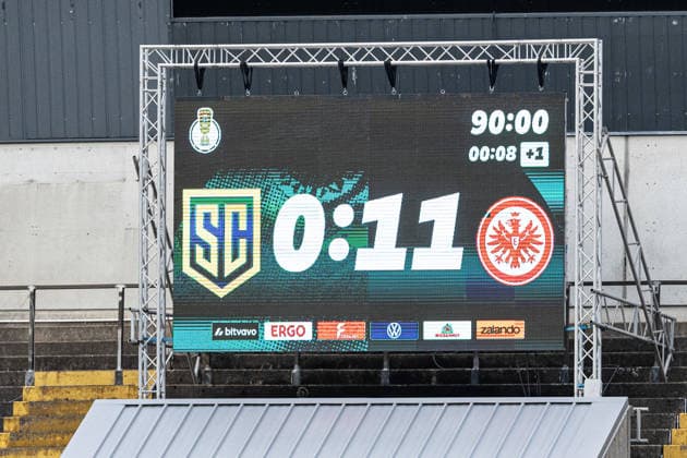 Sport Bilder des Tages DFB-Pokal, 2026 2027, 1. Runde: SC St. Tönis 11 20 - Eintracht Frankfurt; 21.08.2026 Spielstand wird auf dem Bildschirm angezeigt. DFB-Pokal, 2026 2027, 1. Runde: SC St. Tönis 11 20 - Eintracht Frankfurt; Grotenburg-Stadion, Krefeld; 21.08.2026 *** DFB Cup, 2026–2027, 1st Round: SC St. Tönis 11–20 Eintracht Frankfurt, August 21, 2026. The score will be displayed on the screen. DFB Cup, 2026–2027, First Round: SC St. Tönis 11–20 Eintracht Frankfurt, Grotenburg Stadium, Krefeld, August 21, 2026 Copyright: xBEAUTIFULxSPORTS Buriakovx