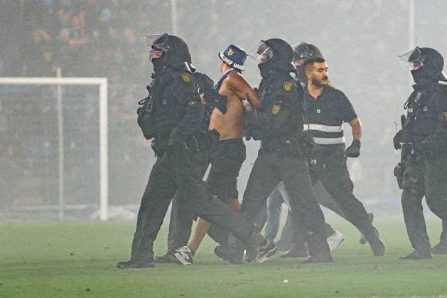Deutschland: Fussball Saison 2026 2027 , DFB-Pokal Runde 1 1. Runde , SV Waldhof Mannheim vs. 1. FC Kaiserslautern - Carl-Benz-Stadion (Mannheim) : Flitzer von Polizisten vom Platz geführt, Polizeieinsatz Mannheim Carl-Benz-Stadion Deutschland Germany *** Germany Soccer Season 2026–2027, DFB Cup Round 1, SV Waldhof Mannheim vs. 1. FC Kaiserslautern, Carl Benz Stadium, Mannheim; streaker escorted off the field by police officers, police operation at Carl Benz Stadium, Mannheim, Germany Copyright: xBennetxLongx