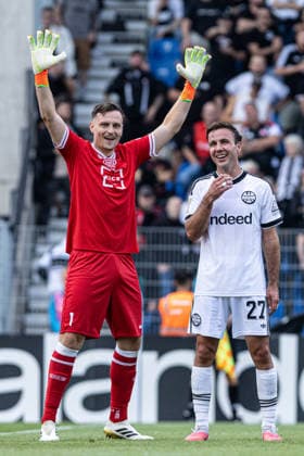 DFB-Pokal, 2026 2027, 1. Runde: SC St. Tönis 11 20 - Eintracht Frankfurt; 21.08.2026 Simon Sell (SC St. Tönis 11 20, 1), Mario Götze (Eintracht Frankfurt, 27) DFB-Pokal, 2026 2027, 1. Runde: SC St. Tönis 11 20 - Eintracht Frankfurt; Grotenburg-Stadion, Krefeld; 21.08.2026 *** DFB Cup, 2026–2027, 1st Round: SC St. Tönis 11–20 Eintracht Frankfurt, August 21, 2026; Simon Sell, SC St. Tönis 11–20, 1, Mario Götze, Eintracht Frankfurt, 27 DFB Cup, 2026–2027, 1st Round: SC St. Tönis 11–20 Eintracht Frankfurt, Grotenburg Stadium, Krefeld, August 21, 2026 Copyright: xBEAUTIFULxSPORTS Buriakovx