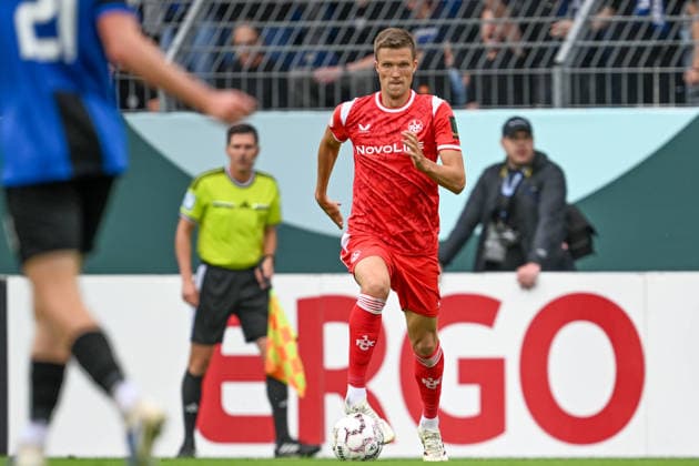 DFB Pokal 26 27 - SV Waldhof Mannheim - 1. FC Kaiserslautern am 15.08.2026 im Carl Benz Stadion in Mannheim Fabian Kunze (Kaiserslautern) am Ball. *** DFB Cup: SV Waldhof Mannheim 26–27 FC Kaiserslautern on August 15, 2026, at Carl Benz Stadium in Mannheim; Fabian Kunze of Kaiserslautern in possession of the ball MT