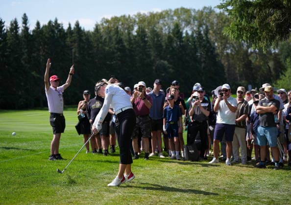 August 21, 2026, Edmonton, Ab, CANADA: Canada s Brooke Henderson, of Smiths Falls, Ont., hits her second shot from the rough on the eighth hole during the second round at the LPGA, Golf Damen CPKC Canadian Women s Open golf tournament, in Edmonton, on Friday, Aug. 21, 2026. Canada News - August 21, 2026  - ZUMAc35_ 20260821_zaf_c35_082 Copyright: xDarrylxDyckx