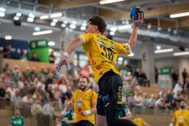 Handball I Herren I Saison 2026-2027 I DHB Pokal I 1. Runde I HC Oppenweiler Backnang - HSC 2000 Coburg I 21.08.2026 Maximilian Schindler (38, HSC Coburg) im Wurf Backnang Murrtal Arena Baden-Württemberg Deutschland *** Handball Men s 2026–2027 Season DHB Cup 1st Round HC Oppenweiler Backnang vs. HSC 2000 Coburg August 21, 2026 Maximilian Schindler 38, HSC Coburg takes on Backnang at the Murrtal Arena in Baden-Württemberg, Germany Copyright: xLobeca MaxxPetershansx