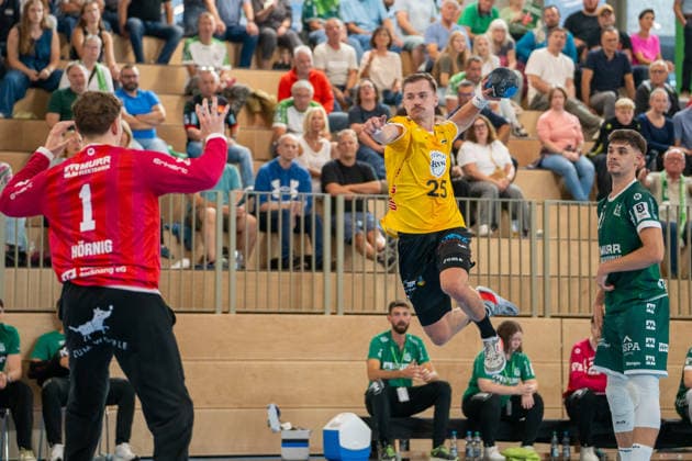 Handball I Herren I Saison 2026-2027 I DHB Pokal I 1. Runde I HC Oppenweiler Backnang - HSC 2000 Coburg I 21.08.2026 Jakob Knauer (25, HSC Coburg) im Wurf Backnang Murrtal Arena Baden-Württemberg Deutschland *** Handball I Men I 2026–2027 Season I DHB Cup I 1st Round I HC Oppenweiler Backnang vs. HSC 2000 Coburg I August 21, 2026 Jakob Knauer 25, HSC Coburg Takes on Backnang at the Murrtal Arena in Baden-Württemberg, Germany Copyright: xLobeca MaxxPetershansx