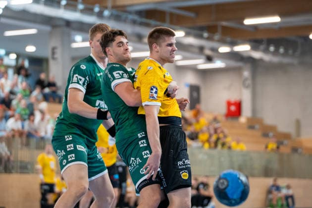 Handball I Herren I Saison 2026-2027 I DHB Pokal I 1. Runde I HC Oppenweiler Backnang - HSC 2000 Coburg I 21.08.2026 Lukas Rauh (34, HC Oppenweiler Backnang) verteidigt Leonards Valkovskis (29, HSC Coburg) Backnang Murrtal Arena Baden-Württemberg Deutschland *** Handball I Men I 2026–2027 Season I DHB Cup I First Round I HC Oppenweiler Backnang vs. HSC 2000 Coburg I August 21, 2026 Lukas Rauh 34, HC Oppenweiler Backnang defends against Leonard Valkovskis 29, HSC Coburg Backnang Murrtal Arena, Baden-Württemberg, Germany Copyright: xLobeca MaxxPetershansx