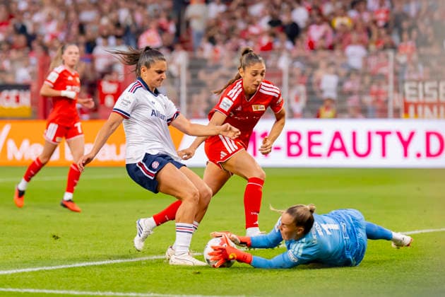 Germany, Berlin, Stadion an der Alten Foersterei, 21.08.2026, 1. Frauen Fußball Bundesliga, 1. FC Union Berlin vs. FC Bayern Muenchen, Jovana DamnjanoviÄ‡ (FC Bayern Muenchen) im Duell mit Cara Boesl (1. FC Union Berlin), Photo by Eibner Pressefoto Tino Henschel 1. Frauen Fußball Bundesliga, 1. FC Union Berlin vs. FC Bayern Muenchen Berlin *** Germany, Berlin, Stadion an der Alten Foersterei, August 21, 2026, Women s Bundesliga, 1 FC Union Berlin vs. FC Bayern Munich, Jovana Damnjanovic of FC Bayern Munich facing off against Cara Boesl of 1 FC Union Berlin, Photo by Eibner Pressefoto Tino Henschel, Women s Bundesliga, 1 FC Union Berlin vs. FC Bayern Munich, Berlin Copyright: xEibnerxPressefotox