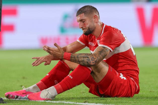 21.08.2026, xtgx, Fussball DFB-Pokal 1. Runde, FC Hansa Rostock - VfB Stuttgart, v.l. Jeff Chabot (Stuttgart, 24) verletzt, Verletzung, injury, injured, Kopf, Auge, Blut, blutet (DFL DFB REGULATIONS PROHIBIT ANY USE OF PHOTOGRAPHS as IMAGE SEQUENCES and or QUASI-VIDEO) Rostock *** August 21, 2026, xtgx, Soccer DFB Cup 1st Round, FC Hansa Rostock vs. VfB Stuttgart, from left: Jeff Chabot (Stuttgart), 24, injured, injury, head, eye, blood, bleeding. DFL and DFB regulations prohibit any use of photographs as image sequences and or quasi-video. Rostock