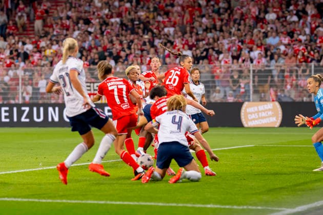 Germany, Berlin, Stadion an der Alten Foersterei, 21.08.2026, 1. Frauen Fußball Bundesliga, 1. FC Union Berlin vs. FC Bayern Muenchen, Turbulente Szene im Strafraum endet im Tor durch Glodis Perla Viggosdottir (FC Bayern Muenchen), Photo by Eibner Pressefoto Tino Henschel 1. Frauen Fußball Bundesliga, 1. FC Union Berlin vs. FC Bayern Muenchen Berlin *** Germany, Berlin, Stadion an der Alten Foersterei, August 21, 2026, Women s Bundesliga, 1. FC Union Berlin vs. FC Bayern Munich, A chaotic scene in the penalty area ends with a goal by Glodis Perla Viggosdottir of FC Bayern Munich, Photo by Eibner Pressefoto Tino Henschel, 1st Women s Soccer Bundesliga, 1. FC Union Berlin vs. FC Bayern Munich, Berlin Copyright: xEibnerxPressefotox