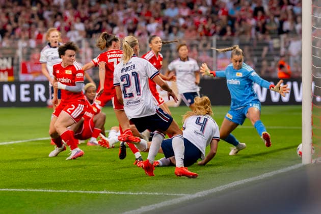 Germany, Berlin, Stadion an der Alten Foersterei, 21.08.2026, 1. Frauen Fußball Bundesliga, 1. FC Union Berlin vs. FC Bayern Muenchen, Turbulente Szene im Strafraum endet im Tor durch Glodis Perla Viggosdottir (FC Bayern Muenchen), Photo by Eibner Pressefoto Tino Henschel 1. Frauen Fußball Bundesliga, 1. FC Union Berlin vs. FC Bayern Muenchen Berlin *** Germany, Berlin, Stadion an der Alten Foersterei, August 21, 2026, Women s Bundesliga, 1. FC Union Berlin vs. FC Bayern Munich, A chaotic scene in the penalty area ends with a goal by Glodis Perla Viggosdottir of FC Bayern Munich, Photo by Eibner Pressefoto Tino Henschel, 1st Women s Soccer Bundesliga, 1. FC Union Berlin vs. FC Bayern Munich, Berlin Copyright: xEibnerxPressefotox