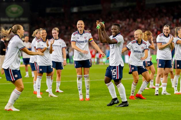 Germany, Berlin, Stadion an der Alten Foersterei, 21.08.2026, 1. Frauen Fußball Bundesliga, 1. FC Union Berlin vs. FC Bayern Muenchen, Spielerinnen von Bayern Muenchen feiern den Sieg, Glodis Perla Viggosdottir (FC Bayern Muenchen) tanzt vor Freude, Photo by Eibner Pressefoto Tino Henschel 1. Frauen Fußball Bundesliga, 1. FC Union Berlin vs. FC Bayern Muenchen Berlin *** Germany, Berlin, Stadion an der Alten Foersterei, August 21, 2026, Women s Bundesliga 1, 1 FC Union Berlin vs. FC Bayern Munich, Bayern Munich players celebrate the victory, Glodis Perla Viggosdottir of FC Bayern Munich dances with joy, Photo by Eibner Pressefoto Tino Henschel, Women s Bundesliga, 1 FC Union Berlin vs. FC Bayern Munich, Berlin Copyright: xEibnerxPressefotox