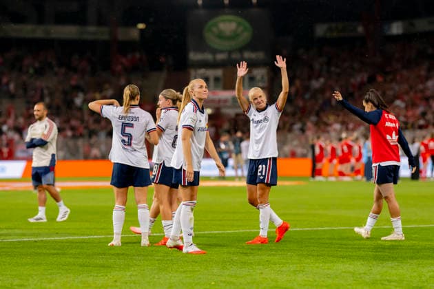 Germany, Berlin, Stadion an der Alten Foersterei, 21.08.2026, 1. Frauen Fußball Bundesliga, 1. FC Union Berlin vs. FC Bayern Muenchen, Glodis Perla Viggosdottir (FC Bayern Muenchen) und Pernille Harder (FC Bayern Muenchen) winken den Fans, Photo by Eibner Pressefoto Tino Henschel 1. Frauen Fußball Bundesliga, 1. FC Union Berlin vs. FC Bayern Muenchen Berlin *** Germany, Berlin, Stadion an der Alten Foersterei, August 21, 2026, Women s Bundesliga, 1. FC Union Berlin vs. FC Bayern Munich, Glodis Perla Viggosdottir (FC Bayern Munich) and Pernille Harder (FC Bayern Munich) wave to the fans, Photo by Eibner Pressefoto Tino Henschel, Women s Bundesliga, 1. FC Union Berlin vs. FC Bayern Munich, Berlin Copyright: xEibnerxPressefotox