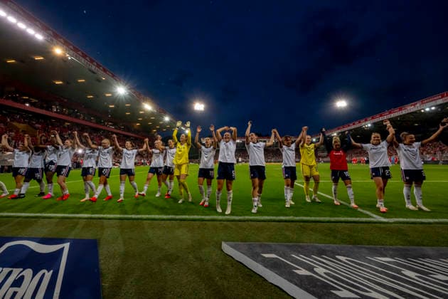 Germany, Berlin, Stadion an der Alten Foersterei, 21.08.2026, 1. Frauen Fußball Bundesliga, 1. FC Union Berlin vs. FC Bayern Muenchen, Die Spielerinnen von Bayern Muenchen feiern mit den mitgreisten Fans, Photo by Eibner Pressefoto Tino Henschel 1. Frauen Fußball Bundesliga, 1. FC Union Berlin vs. FC Bayern Muenchen Berlin *** Germany, Berlin, Stadion an der Alten Foersterei, August 21, 2026, Women s Bundesliga, 1 FC Union Berlin vs. FC Bayern Munich, The Bayern Munich players celebrate with the fans who traveled with the team, Photo by Eibner Pressefoto Tino Henschel Women s Bundesliga, 1 FC Union Berlin vs. FC Bayern Munich Berlin Copyright: xEibnerxPressefotox