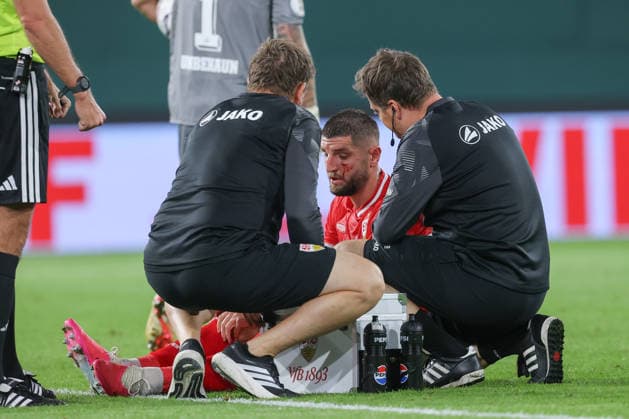 21.08.2026, xtgx, Fussball DFB-Pokal 1. Runde, FC Hansa Rostock - VfB Stuttgart, v.l. Jeff Chabot (Stuttgart, 24) verletzt, Verletzung, injury, injured, Kopf, Auge, Blut, blutet (DFL DFB REGULATIONS PROHIBIT ANY USE OF PHOTOGRAPHS as IMAGE SEQUENCES and or QUASI-VIDEO) Rostock *** August 21, 2026, xtgx, Soccer, DFB Cup First Round, FC Hansa Rostock vs. VfB Stuttgart, from left: Jeff Chabot (Stuttgart), No. 24 injured, injury, injured, head, eye, blood, bleeding. DFL and DFB regulations prohibit any use of photographs as image sequences and or quasi-video. Rostock