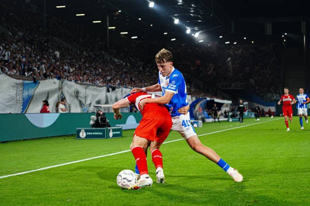 Maximilian Mittelstädt (VfB Stuttgart, 07), Yannick Michaelis FC Hansa Rostock, 41) GER, FC Hansa Rostock vs. VfB Stuttgart, Fußball, DFB-Pokal, 1. Runde, Saison 2026 2027, 21.08.2026 GER, FC Hansa Rostock vs. VfB Stuttgart, Fußball, DFB-Pokal, 1. Runde, Saison 2026 2027, 21.08.2026 Rostock *** Maximilian Mittelstädt, VfB Stuttgart, 07; Yannick Michaelis, FC Hansa Rostock, 41 (GER); FC Hansa Rostock vs. VfB Stuttgart, Soccer, DFB Cup, 1st Round, 2026–2027 Season, August 21, 2026 GER, FC Hansa Rostock vs. VfB Stuttgart, Soccer, DFB Cup, 1st Round, 2026–2027 Season, August 21, 2026 Rostock Copyright: xEibner-Pressefoto MarcelxvonxFehrnx EP_MFN