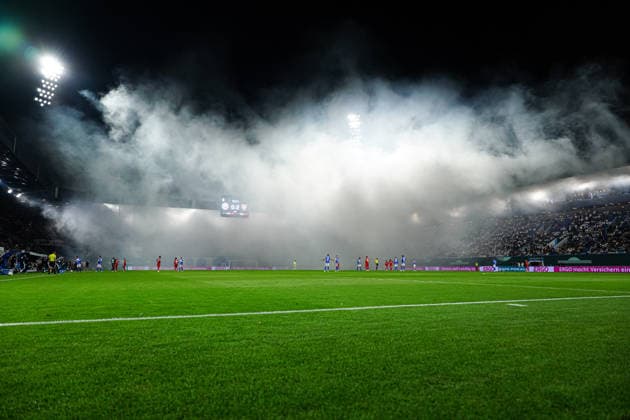 Spielunterbrechung nach Pyrotechnik Begalo Fans Ultras FC Hansa Rostock GER, FC Hansa Rostock vs. VfB Stuttgart, Fußball, DFB-Pokal, 1. Runde, Saison 2026 2027, 21.08.2026 GER, FC Hansa Rostock vs. VfB Stuttgart, Fußball, DFB-Pokal, 1. Runde, Saison 2026 2027, 21.08.2026 Rostock *** Game interrupted due to pyrotechnics by Begalo fans (Ultras) of FC Hansa Rostock (GER), FC Hansa Rostock vs. VfB Stuttgart, Soccer, DFB Cup, 1st Round, 2026–2027 Season, August 21, 2026 GER, FC Hansa Rostock vs. VfB Stuttgart, Soccer, DFB Cup, 1st Round, 2026–2027 Season, August 21, 2026 Rostock Copyright: xEibner-Pressefoto MarcelxvonxFehrnx EP_MFN