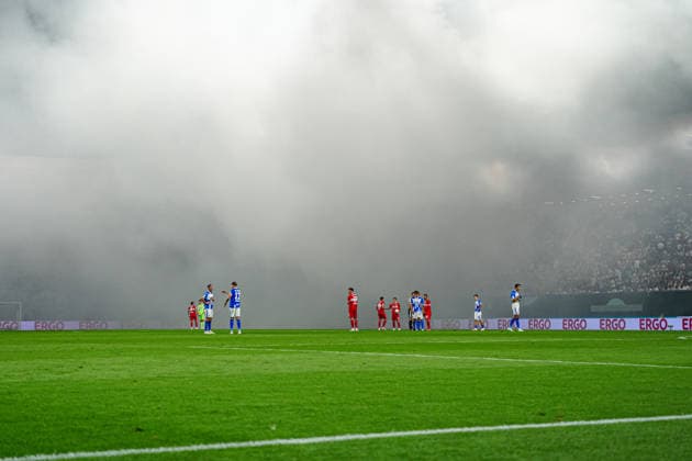 Spielunterbrechung nach Pyrotechnik Begalo Fans Ultras FC Hansa Rostock GER, FC Hansa Rostock vs. VfB Stuttgart, Fußball, DFB-Pokal, 1. Runde, Saison 2026 2027, 21.08.2026 GER, FC Hansa Rostock vs. VfB Stuttgart, Fußball, DFB-Pokal, 1. Runde, Saison 2026 2027, 21.08.2026 Rostock *** Game interrupted due to pyrotechnics by Begalo fans (Ultras) of FC Hansa Rostock (GER), FC Hansa Rostock vs. VfB Stuttgart, Soccer, DFB Cup, 1st Round, 2026–2027 Season, August 21, 2026 GER, FC Hansa Rostock vs. VfB Stuttgart, Soccer, DFB Cup, 1st Round, 2026–2027 Season, August 21, 2026 Rostock Copyright: xEibner-Pressefoto MarcelxvonxFehrnx EP_MFN