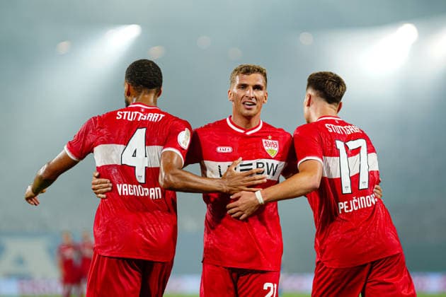 Torjubel VfB Stuttgart nach Tor zum 0:4 Dzenan Pejcinovic (VfB Stuttgart, 17) GER, FC Hansa Rostock vs. VfB Stuttgart, Fußball, DFB-Pokal, 1. Runde, Saison 2026 2027, 21.08.2026 GER, FC Hansa Rostock vs. VfB Stuttgart, Fußball, DFB-Pokal, 1. Runde, Saison 2026 2027, 21.08.2026 Rostock *** VfB Stuttgart celebrates Dzenan Pejcinovic s goal to make it 0–4, VfB Stuttgart, August 17, Germany, FC Hansa Rostock vs. VfB Stuttgart, Soccer, DFB Cup, 1st Round, 2026–2027 Season, August 21, 2026, Germany, FC Hansa Rostock vs. VfB Stuttgart, Soccer, DFB Cup, First Round, 2026–2027 Season, August 21, 2026, Rostock Copyright: xEibner-Pressefoto MarcelxvonxFehrnx EP_MFN