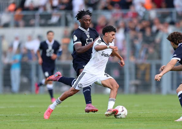 21.08.2026, Fussball DFB-Pokal, 1. Runde, SC St. Tönis - Eintracht Frankfurt, v.l., Farid Omorou (SC St. Tönis), Ayoube Amaimouni-Echghouyab (Eintracht Frankfurt) DFL DFB REGULATIONS PROHIBIT ANY USE OF PHOTOGRAPHS AS IMAGE SEQUENCES AND OR QUASI-VIDEO. xdcx *** August 21, 2026, Soccer DFB Cup, 1st Round, SC St. Tönis vs. Eintracht Frankfurt, from left: Farid Omorou (SC St. Tönis), Ayoube Amaimouni Echghouyab, Eintracht Frankfurt. DFL and DFB regulations prohibit any use of photographs as image sequences and or quasi-video. xdcx Copyright: HMBxMedia Claus